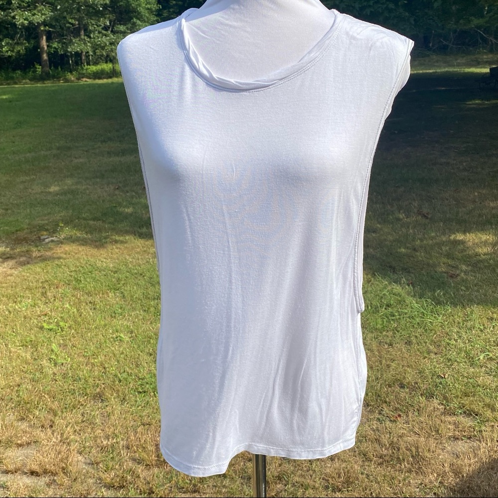 WE THE FREE TOP TEE TANK SLEEVELESS WHITE ASYMMETRICAL HEM BOHEMIAN SIZE XS